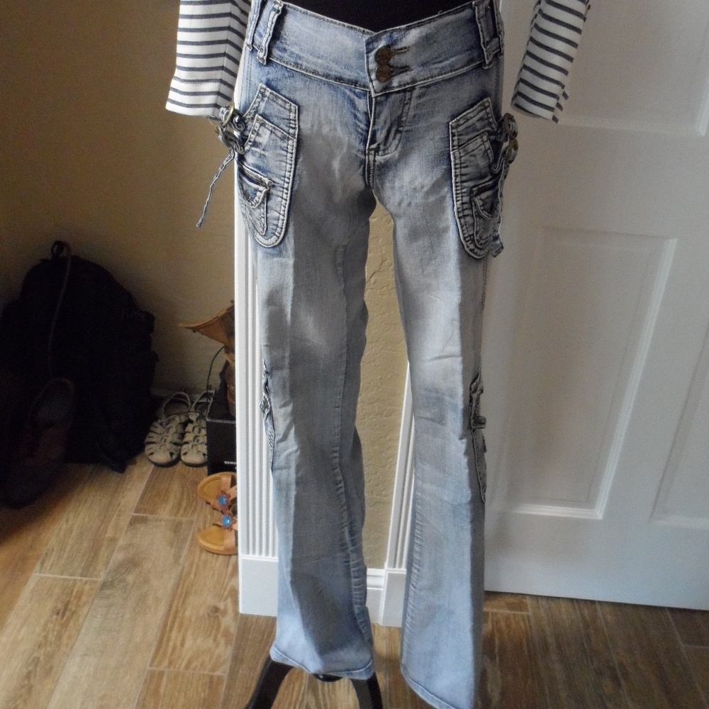Detailed Bell Bottom Jeans